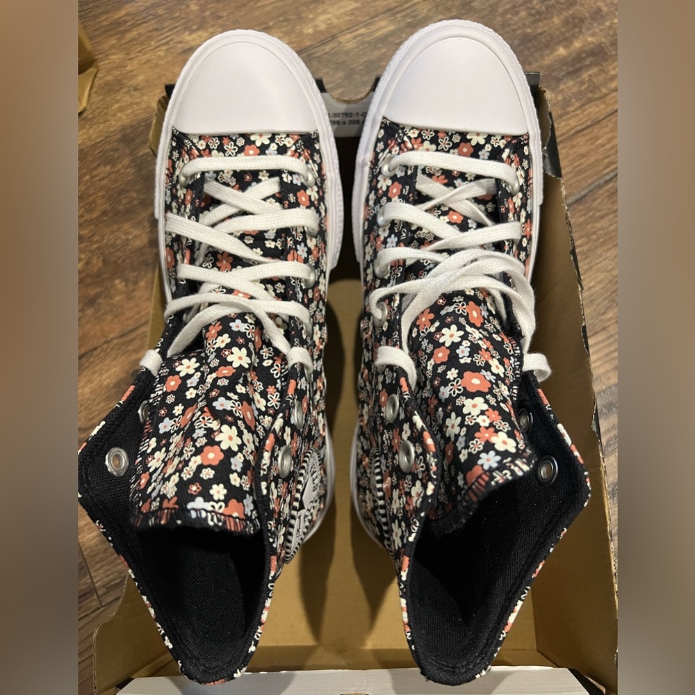 Chuck Taylor All Star Lift Platform Petite Petals NWOB - Picture 6 of 8
